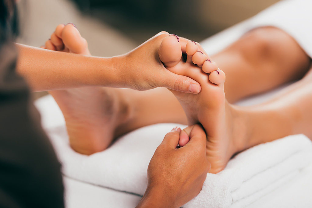 Top Benefits and Valuable Differences Between Reflexology and Body Massage